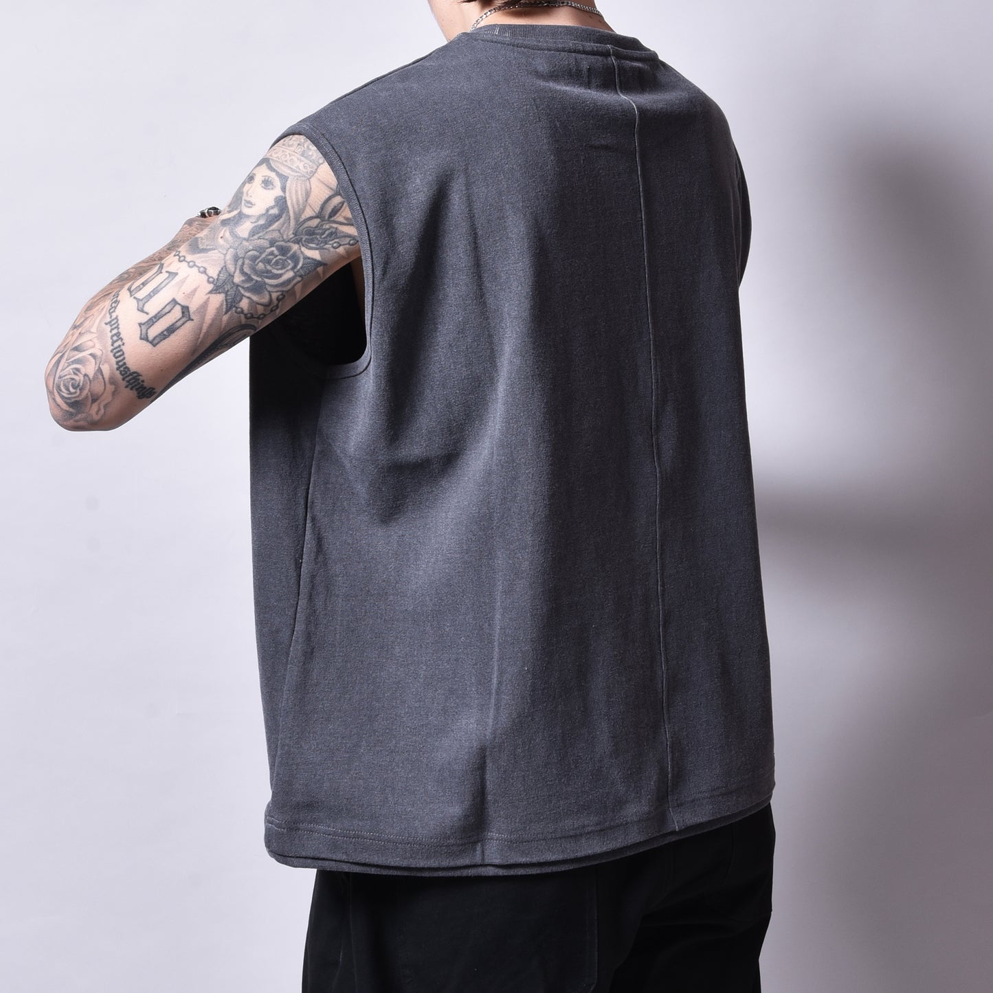 rin / Dust No Sleeve Tee SUMI