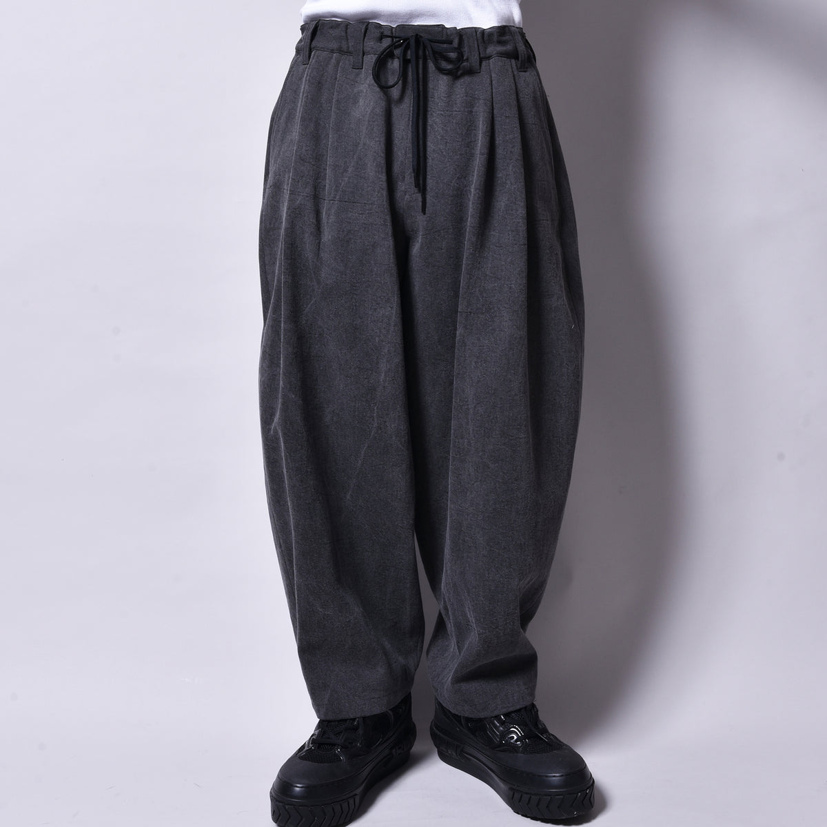 rin / Dusty Tuck Drop Pants SUMI BK