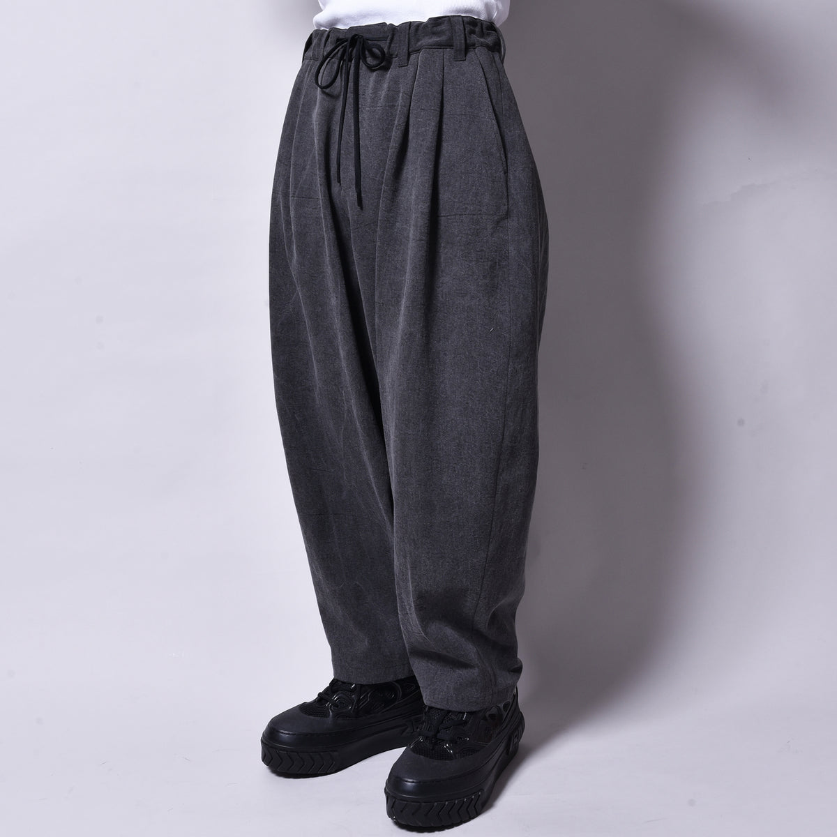 rin / Dusty Tuck Drop Pants SUMI BK