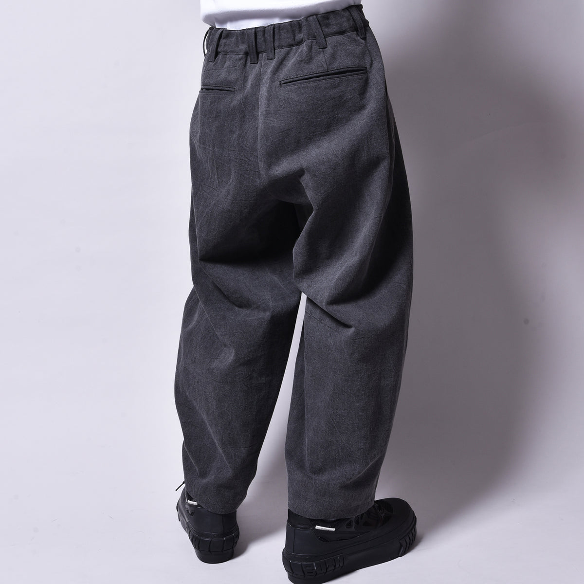 rin / Dusty Tuck Drop Pants SUMI BK