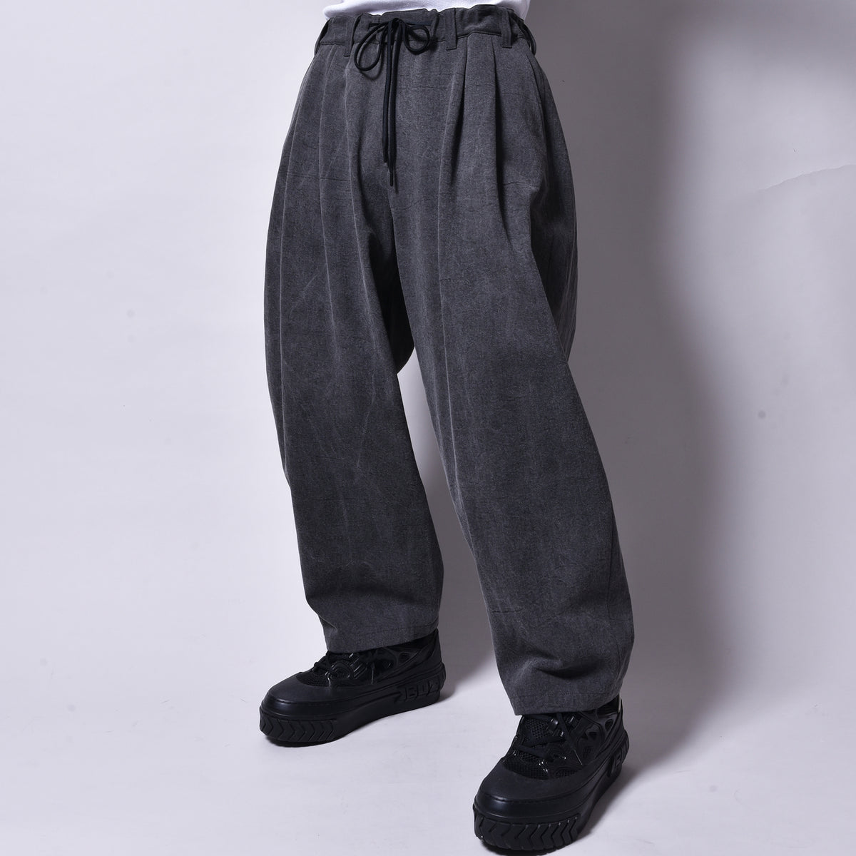 rin / Dusty Tuck Drop Pants SUMI BK