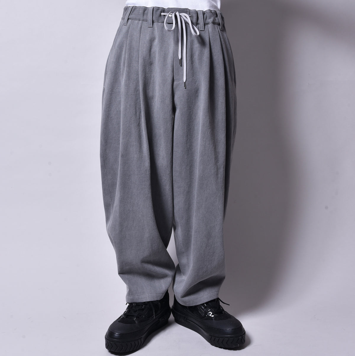 rin / Dusty Tuck Drop Pants SUMI GREY