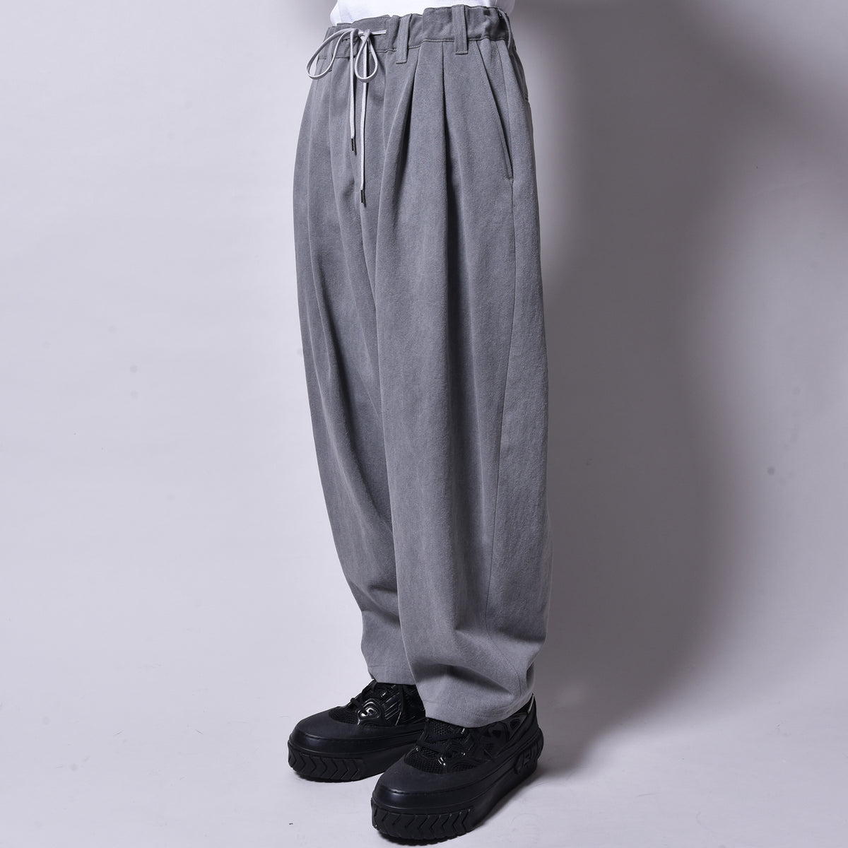 rin / Dusty Tuck Drop Pants SUMI GREY