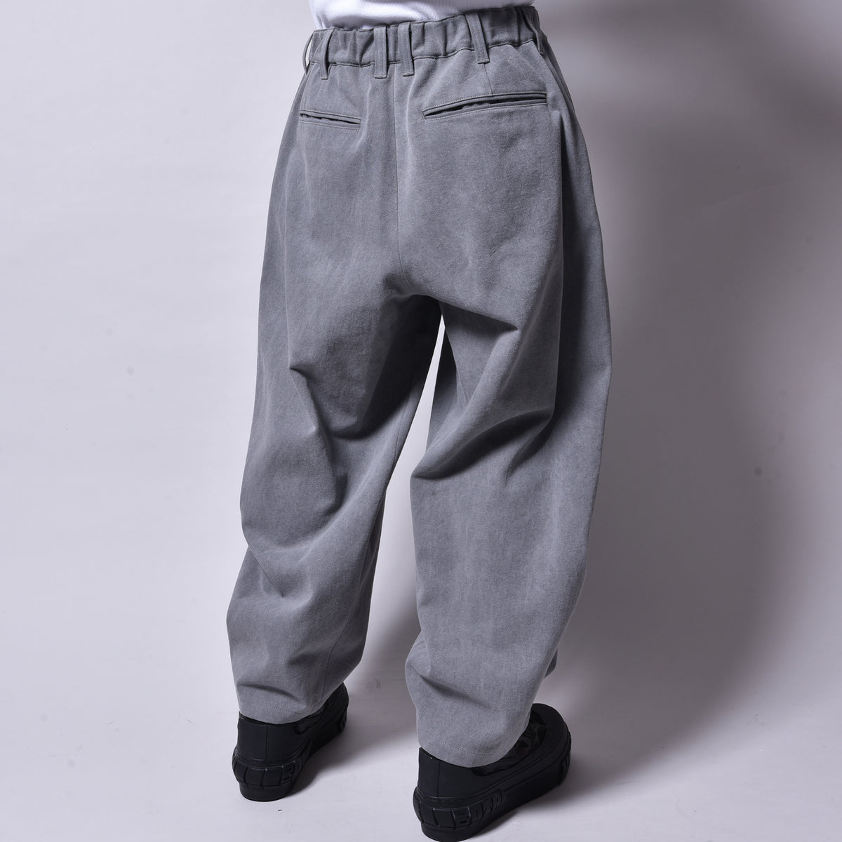rin / Dusty Tuck Drop Pants SUMI GREY