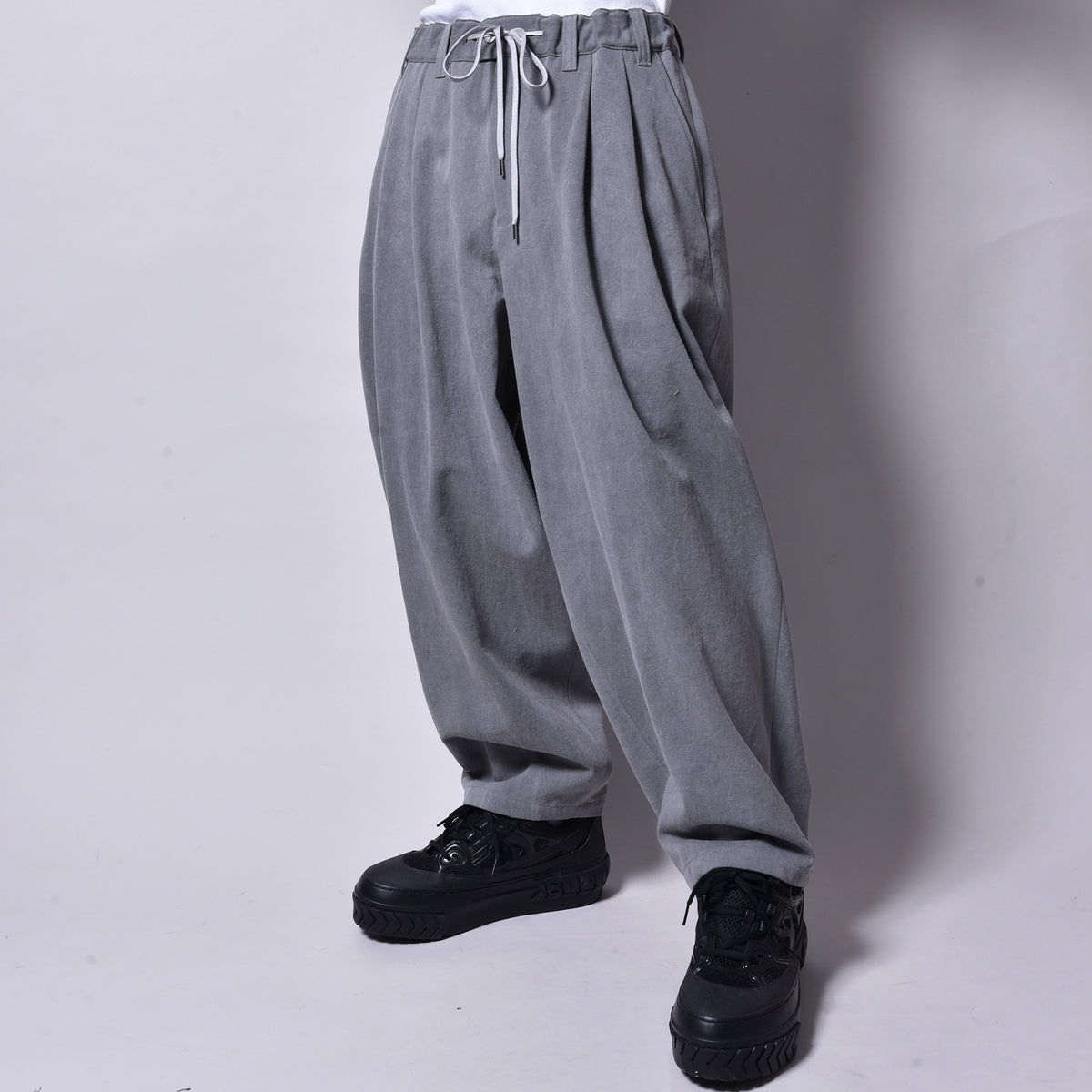 rin / Dusty Tuck Drop Pants SUMI GREY