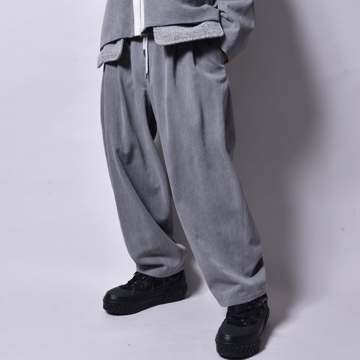 rin / Dusty Tuck Drop Pants SUMI GREY