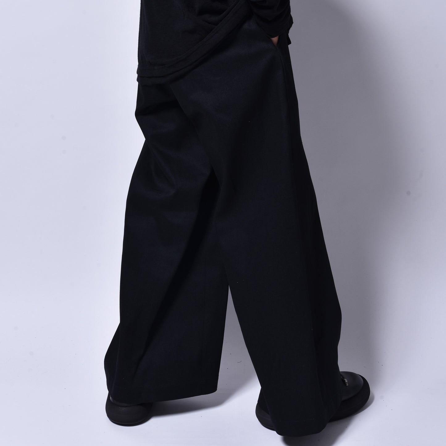 rin / One Tuck Loose Wide Pants BK