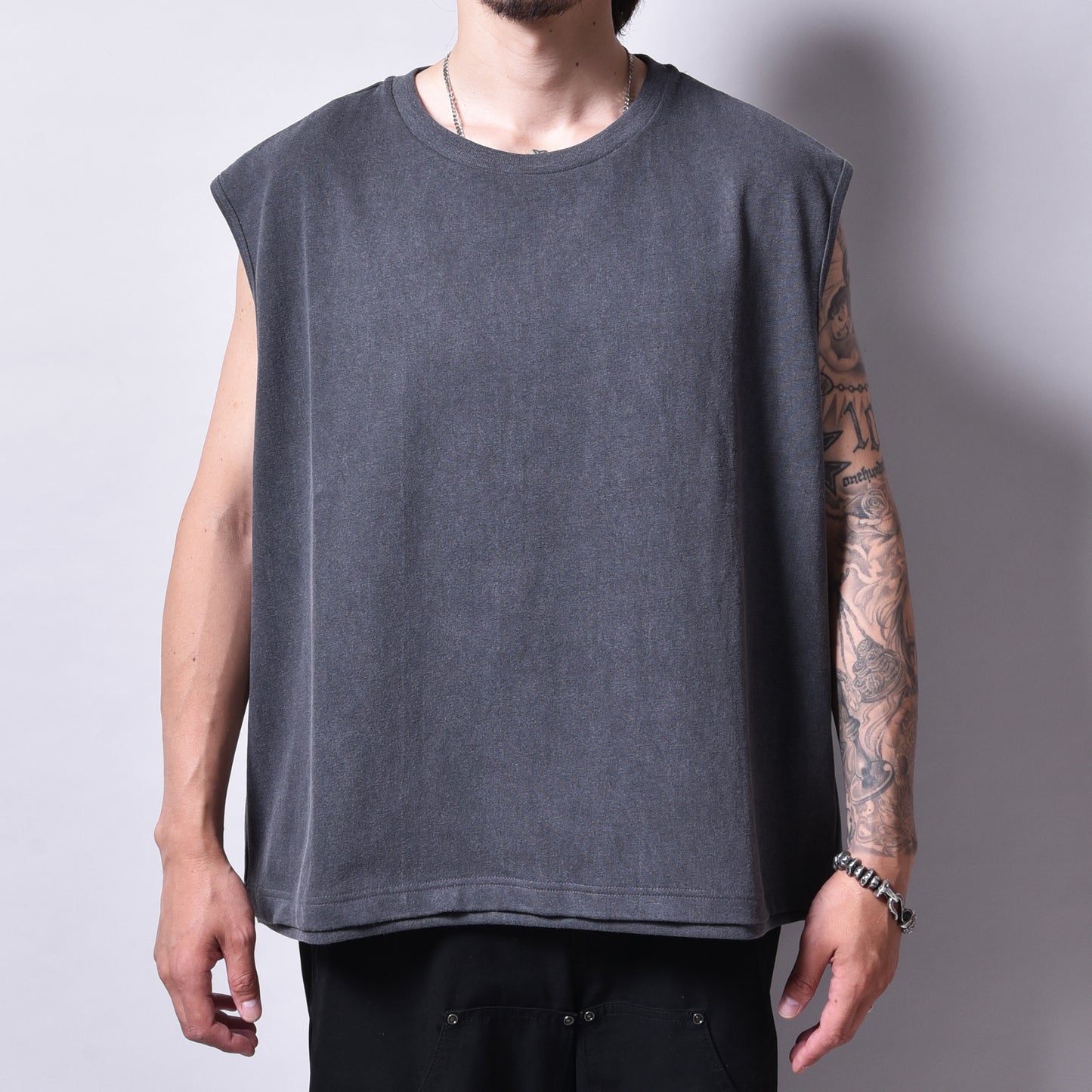 rin / Dust No Sleeve Tee SUMI