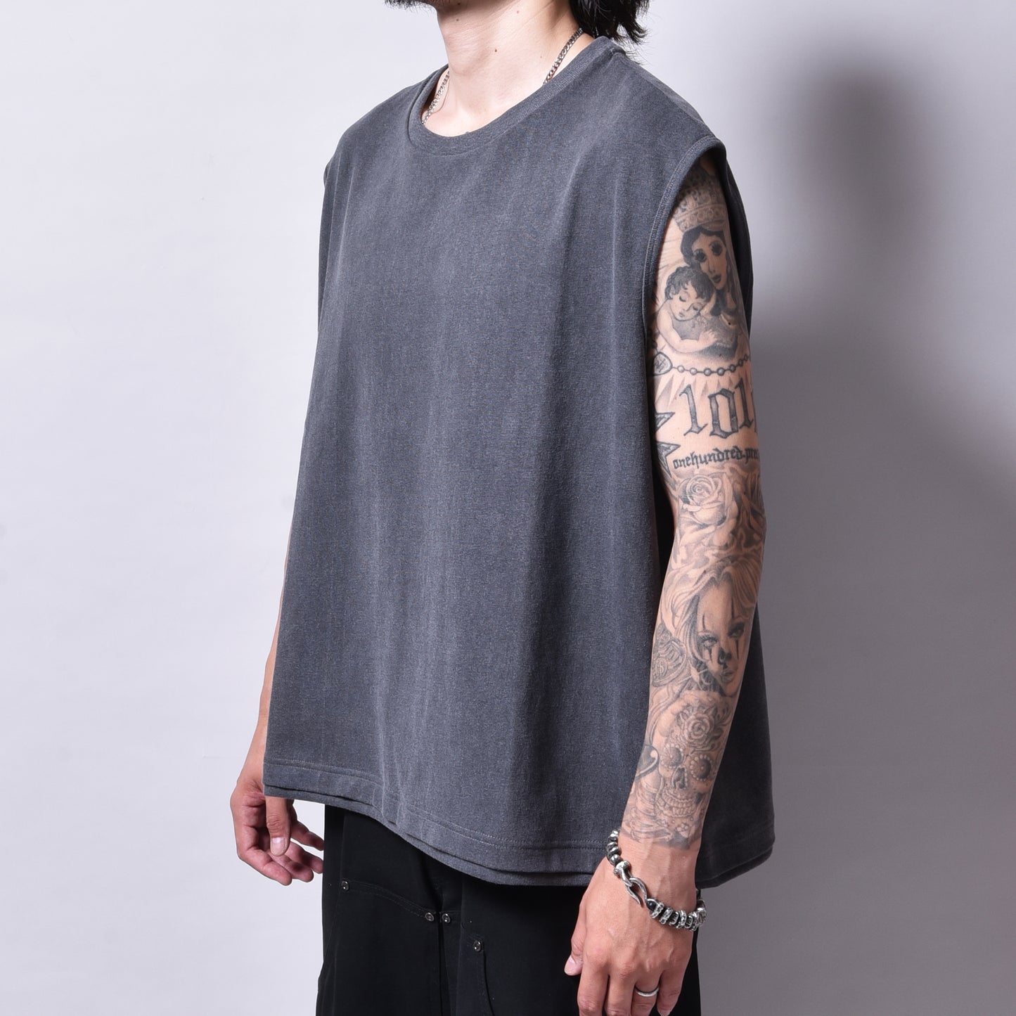 rin / Dust No Sleeve Tee SUMI