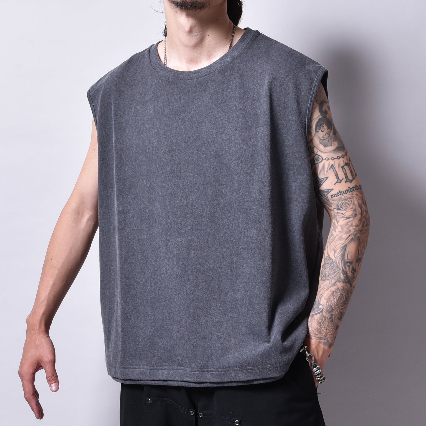 rin / Dust No Sleeve Tee SUMI
